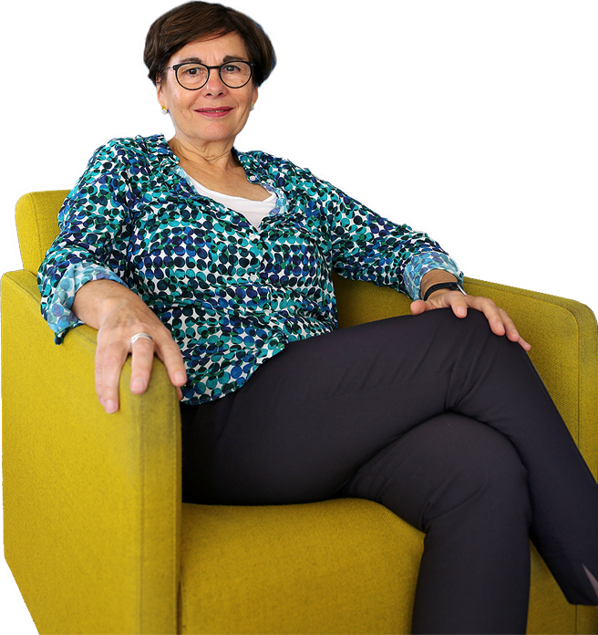 Coach Eva Werth sitzt in gelbem Sessel